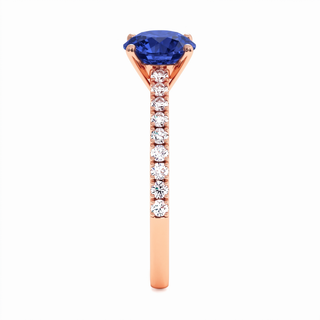Vendôme-Ring, synthetischer blauer Saphir im Rundschliff (synthetischer Stein), Seitenansicht, 18 Karat Roségold — Maison Laveran Paris