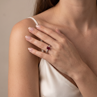 Vendôme-Ring mit synthetischem Rubin im Smaragdschliff am Finger getragen, abgebildet in 18 Karat Weißgold — Maison Laveran Paris