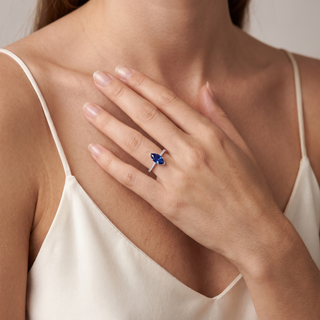 Bague Vendôme Saphir Bleu Synthétique Marquise portée au doigt, modèle présenté en or blanc 18 carats — Maison Laveran Paris