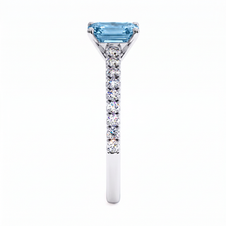 Bague Vendôme Taille Émeraude, diamant bleu de laboratoire, vue de profil, or blanc 18 carats ou platine 950 — Maison Laveran Paris