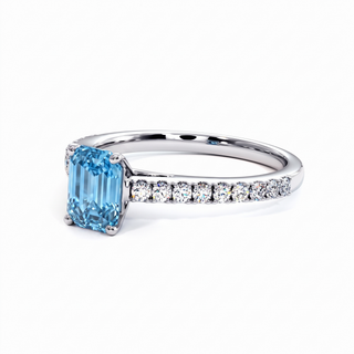 Bague Vendôme Taille Émeraude, diamant bleu de laboratoire, vue de trois-quarts, or blanc 18 carats ou platine 950 — Maison Laveran Paris
