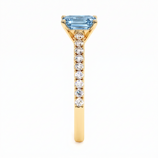 Bague Vendôme Taille Émeraude, diamant bleu de laboratoire, vue de profil, or jaune 18 carats — Maison Laveran Paris