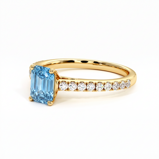 Bague Vendôme Taille Émeraude, diamant bleu de laboratoire, vue de trois-quarts, or jaune 18 carats — Maison Laveran Paris