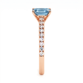 Bague Vendôme Taille Émeraude, diamant bleu de laboratoire, vue de profil, or rose 18 carats — Maison Laveran Paris