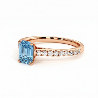 Bague Vendôme Taille Émeraude, diamant bleu de laboratoire, vue de trois-quarts, or rose 18 carats — Maison Laveran Paris
