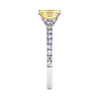 Vendôme-Ring im Smaragdschliff, gelber Labordiamant, Seitenansicht, 18 Karat Weißgold oder Platin 950 — Maison Laveran Paris