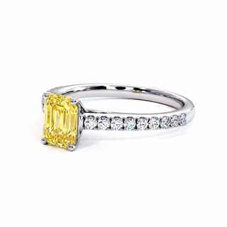 Vendôme-Ring im Smaragdschliff, gelber Labordiamant, Dreiviertelansicht, 18 Karat Weißgold oder Platin 950 — Maison Laveran Paris