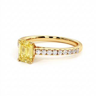 Vendôme-Ring im Smaragdschliff, gelber Labordiamant, Dreiviertelansicht, 18 Karat Gelbgold — Maison Laveran Paris