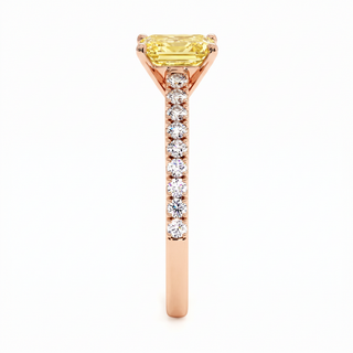Vendôme-Ring im Smaragdschliff, gelber Labordiamant, Seitenansicht, 18 Karat Roségold — Maison Laveran Paris