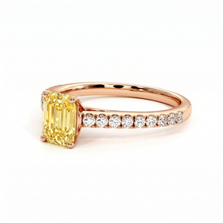 Vendôme-Ring im Smaragdschliff, gelber Labordiamant, Dreiviertelansicht, 18 Karat Roségold — Maison Laveran Paris