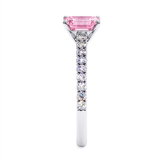 Bague Vendôme Taille Émeraude, diamant rose de laboratoire, vue de profil, or blanc 18 carats ou platine 950 — Maison Laveran Paris