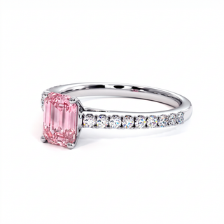Bague Vendôme Taille Émeraude, diamant rose de laboratoire, vue de trois-quarts, or blanc 18 carats ou platine 950 — Maison Laveran Paris