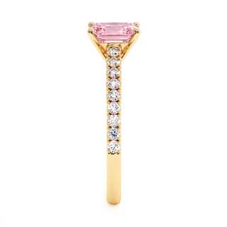 Bague Vendôme Taille Émeraude, diamant rose de laboratoire, vue de profil, or jaune 18 carats — Maison Laveran Paris