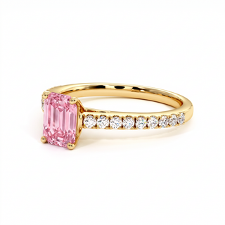 Bague Vendôme Taille Émeraude, diamant rose de laboratoire, vue de trois-quarts, or jaune 18 carats — Maison Laveran Paris