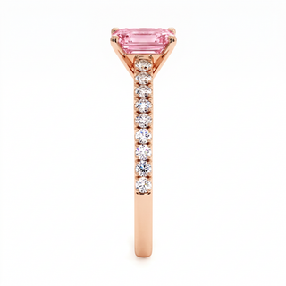 Bague Vendôme Taille Émeraude, diamant rose de laboratoire, vue de profil, or rose 18 carats — Maison Laveran Paris