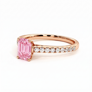 Bague Vendôme Taille Émeraude, diamant rose de laboratoire, vue de trois-quarts, or rose 18 carats — Maison Laveran Paris