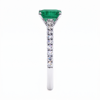 Vendôme-Ring, synthetischer Smaragd im Smaragdschliff (synthetischer Stein), Seitenansicht, 18 Karat Weißgold oder Platin 950 — Maison Laveran Paris