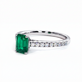 Vendôme-Ring, synthetischer Smaragd im Smaragdschliff (synthetischer Stein), Dreiviertelansicht, 18 Karat Weißgold oder Platin 950 — Maison Laveran Paris