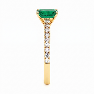 Vendôme-Ring, synthetischer Smaragd im Smaragdschliff (synthetischer Stein), Seitenansicht, 18 Karat Gelbgold — Maison Laveran Paris