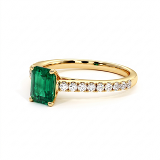 Vendôme-Ring, synthetischer Smaragd im Smaragdschliff (synthetischer Stein), Dreiviertelansicht, 18 Karat Gelbgold — Maison Laveran Paris