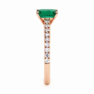 Vendôme-Ring, synthetischer Smaragd im Smaragdschliff (synthetischer Stein), Seitenansicht, 18 Karat Roségold — Maison Laveran Paris