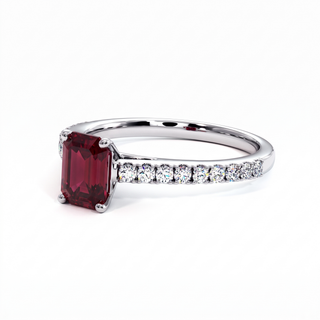 Vendôme-Ring, synthetischer Rubin im Smaragdschliff (synthetischer Stein), Dreiviertelansicht, 18 Karat Weißgold oder Platin 950 — Maison Laveran Paris