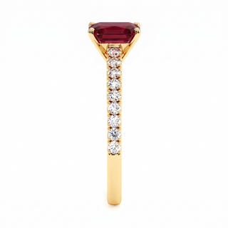 Vendôme-Ring, synthetischer Rubin im Smaragdschliff (synthetischer Stein), Seitenansicht, 18 Karat Gelbgold — Maison Laveran Paris