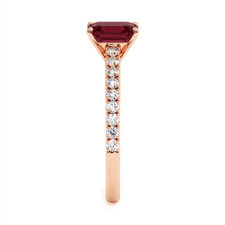 Vendôme-Ring, synthetischer Rubin im Smaragdschliff (synthetischer Stein), Seitenansicht, 18 Karat Roségold — Maison Laveran Paris