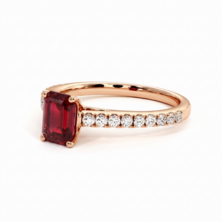Vendôme-Ring, synthetischer Rubin im Smaragdschliff (synthetischer Stein), Dreiviertelansicht, 18 Karat Roségold — Maison Laveran Paris