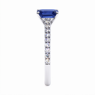 Vendôme-Ring, synthetischer blauer Saphir im Smaragdschliff (synthetischer Stein), Seitenansicht, 18 Karat Weißgold oder Platin 950 — Maison Laveran Paris