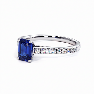 Vendôme-Ring, synthetischer blauer Saphir im Smaragdschliff (synthetischer Stein), Dreiviertelansicht, 18 Karat Weißgold oder Platin 950 — Maison Laveran Paris