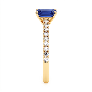 Vendôme-Ring, synthetischer blauer Saphir im Smaragdschliff (synthetischer Stein), Seitenansicht, 18 Karat Gelbgold — Maison Laveran Paris