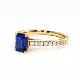 Vendôme-Ring, synthetischer blauer Saphir im Smaragdschliff (synthetischer Stein), Dreiviertelansicht, 18 Karat Gelbgold — Maison Laveran Paris