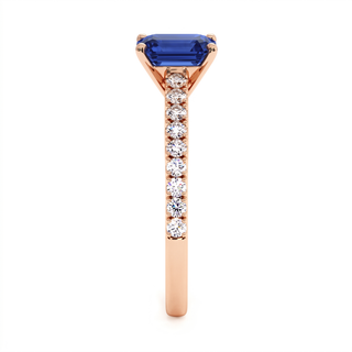 Vendôme-Ring, synthetischer blauer Saphir im Smaragdschliff (synthetischer Stein), Seitenansicht, 18 Karat Roségold — Maison Laveran Paris