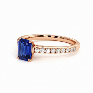 Vendôme-Ring, synthetischer blauer Saphir im Smaragdschliff (synthetischer Stein), Dreiviertelansicht, 18 Karat Roségold — Maison Laveran Paris