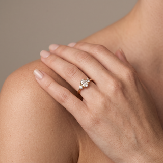 Bague Madeleine Diamants Ovale portée au doigt, or blanc 18 carats ou platine 950 — Maison Laveran Paris