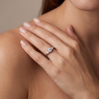 Bague Madeleine Diamants Rond portée au doigt, or rose 18 carats — Maison Laveran Paris