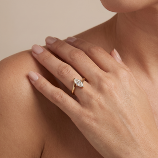 Solitaire Marquise Élysée porté au doigt, or rose 18 carats — Maison Laveran Paris