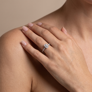 Bague Vendôme Diamants Taille Émeraude portée au doigt, or jaune 18 carats — Maison Laveran Paris