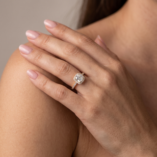 Bague Odéon Diamants Coussin portée au doigt, or rose 18 carats — Maison Laveran Paris