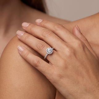 Bague Odéon Diamants Rond portée au doigt, or blanc 18 carats ou platine 950 — Maison Laveran Paris