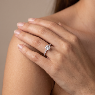 Bague Vendôme Diamants Coussin portée au doigt, or blanc 18 carats ou platine 950 — Maison Laveran Paris