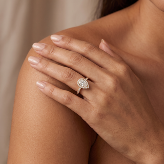 Bague Odéon Diamants Poire portée au doigt, or rose 18 carats — Maison Laveran Paris