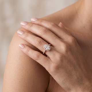 Bague Odéon Diamants Ovale portée au doigt, or blanc 18 carats ou platine 950 — Maison Laveran Paris