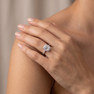 Bague Odéon Diamants Taille Émeraude portée au doigt, or jaune 18 carats — Maison Laveran Paris