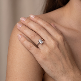 Bague Montaigne Diamant Ovale en or rose 18 carats, portée au doigt