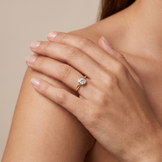 Bague Port Royal portée au doigt, or rose 18 carats — Maison Laveran Paris