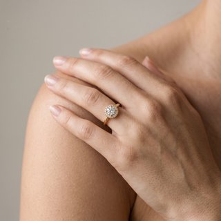 Bague Montmartre portée au doigt, or rose 18 carats — Maison Laveran Paris