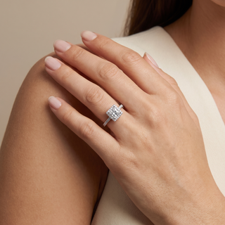 Bague Odéon Princesse portée au doigt, or blanc 18 carats ou platine 950 — Maison Laveran Paris
