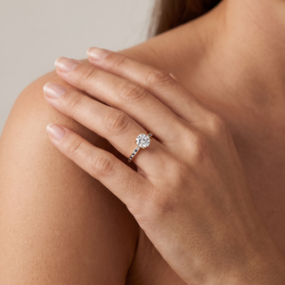 Bague Panthéon portée au doigt, or blanc 18 carats ou platine 950 — Maison Laveran Paris